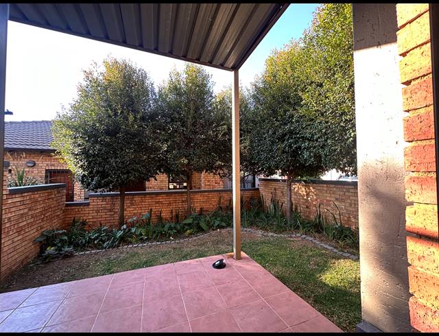 2 BEDROOM APARTMENT FOR SALE IN WILGEHEUWEL